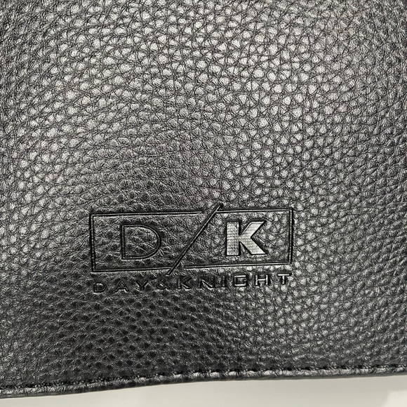 Day & Knight NWOT vegan leather crossbody bag - Picture 3 of 12